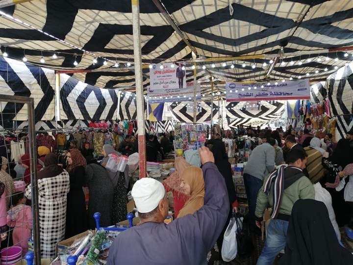 بالصور.. مستقبل وطن ينظم معرضًا للسلع والملابس والأدوات المدرسية بكفر الشيخ