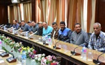 بالصور.. محافظ الدقهلية يلتقى عمال الورشه الصناعية ويكلف بتشكيل مجموعات عمل لاجراء كافة انواع الصيانة للشوارع ببرنامج عمل محدد 