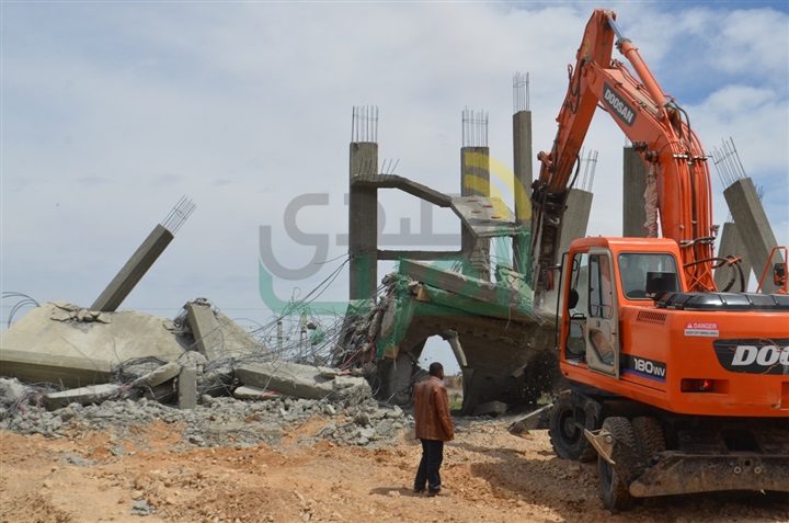 بالصور.. محافظ قنا ومدير الأمن يقودان حملة مكبرة لإزالة التعديات على الأراضي الزراعية