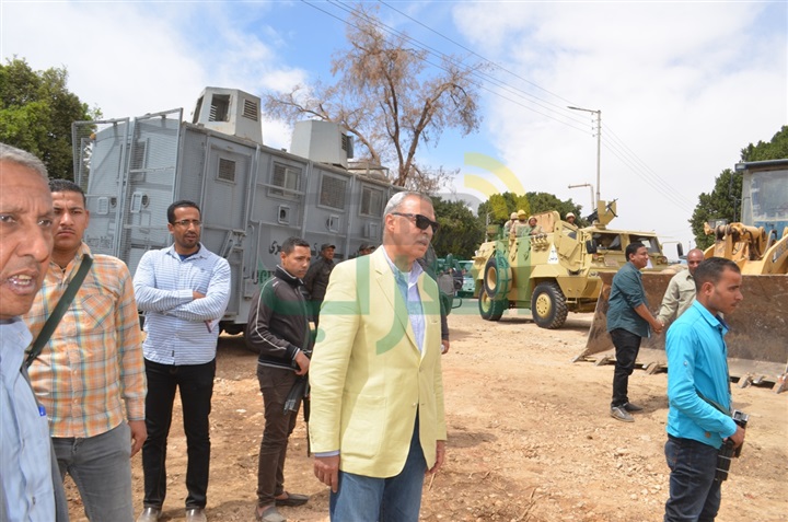 بالصور.. محافظ قنا ومدير الأمن يقودان حملة مكبرة لإزالة التعديات على الأراضي الزراعية
