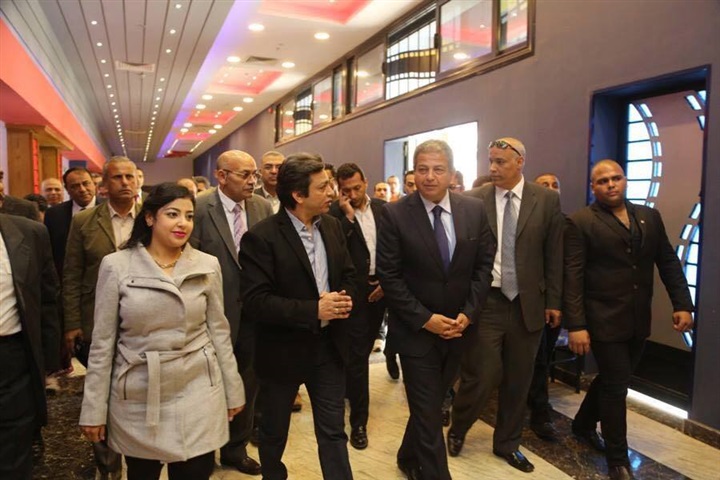 بالصور .. وزير الشباب والرياضة يفتتح مجمع دور السينما وحمام سباحة بشبرا الخيمة