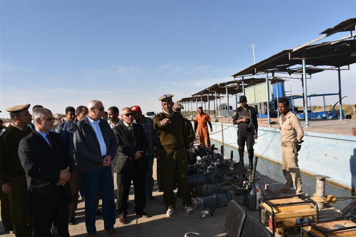 بالصور .. محافظ أسوان يتفقدالمضبوطات والمخالفات بميناء جرف حسين بعد غلق بحيرة ناصر لمدة شهرين