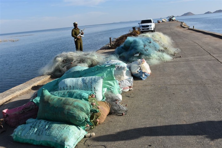 بالصور .. محافظ أسوان يتفقدالمضبوطات والمخالفات بميناء جرف حسين بعد غلق بحيرة ناصر لمدة شهرين