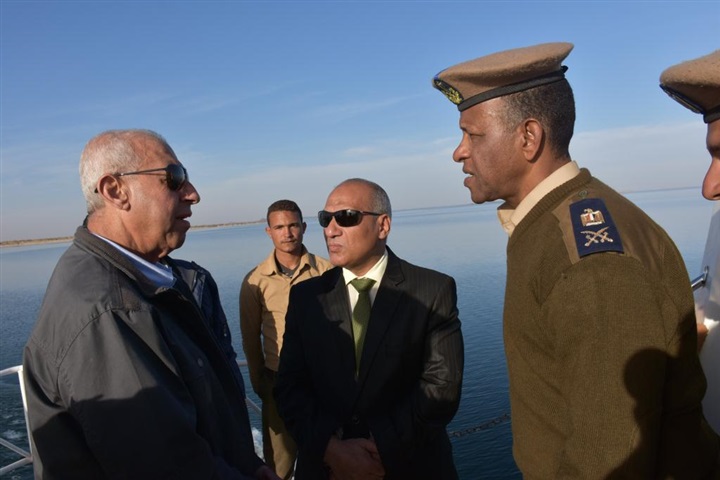 بالصور .. محافظ أسوان يتفقدالمضبوطات والمخالفات بميناء جرف حسين بعد غلق بحيرة ناصر لمدة شهرين