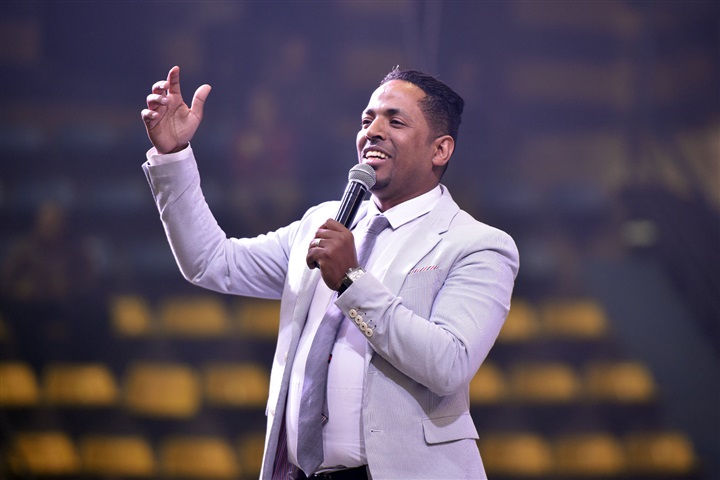 بالصور .. رامي جمال يغني أمام زوجته لأول مرة بحفل الصالة المغطاة بالصور .. رامي جمال يغني أمام زوجته لأول مرة بحفل الصالة المغطاة