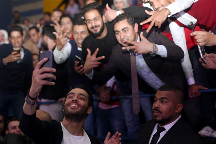 بالصور .. رامي جمال يغني أمام زوجته لأول مرة بحفل الصالة المغطاة بالصور .. رامي جمال يغني أمام زوجته لأول مرة بحفل الصالة المغطاة
