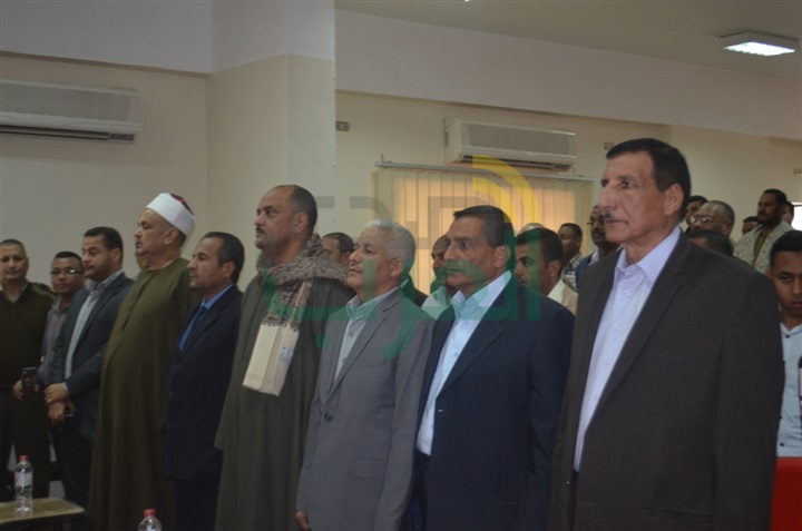 بالصور .. محافظ قنا يسلم عقود 50 منزل ريفى بالظهير الصحراوى لقرية الحاج سلام