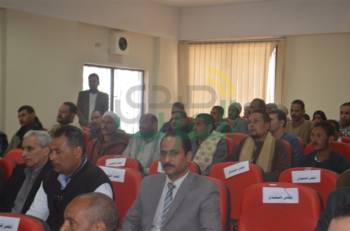 بالصور .. محافظ قنا يسلم عقود 50 منزل ريفى بالظهير الصحراوى لقرية الحاج سلام