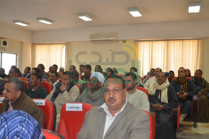 بالصور .. محافظ قنا يسلم عقود 50 منزل ريفى بالظهير الصحراوى لقرية الحاج سلام