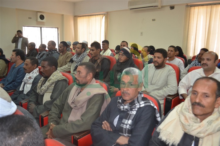 بالصور .. محافظ قنا يسلم عقود 50 منزل ريفى بالظهير الصحراوى لقرية الحاج سلام