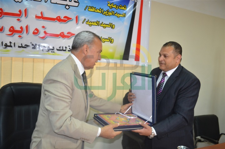 بالصور .. محافظ قنا يسلم عقود 50 منزل ريفى بالظهير الصحراوى لقرية الحاج سلام