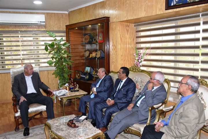 بالصور.. محافظ أسوان يلتقى بوفد نقابة المهندسين ويشييد بدور النقابة فى مواجهة الفساد الإدارى
