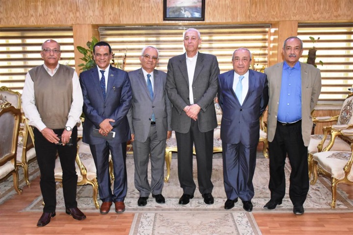 بالصور.. محافظ أسوان يلتقى بوفد نقابة المهندسين ويشييد بدور النقابة فى مواجهة الفساد الإدارى