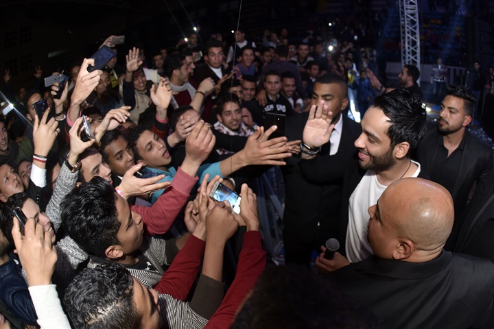 بالصور .. رامي جمال يغني أمام زوجته لأول مرة بحفل الصالة المغطاة بالصور .. رامي جمال يغني أمام زوجته لأول مرة بحفل الصالة المغطاة