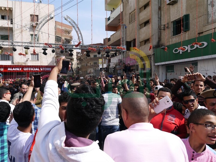 بالصور.. شباب القليوبية يلتقطوا سيلفى مع لاعبى النادى الأهلى 