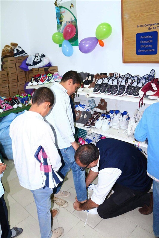 بالصور.. الأورمان توزع ملابس جديدة على 7000 طفل يتيم
