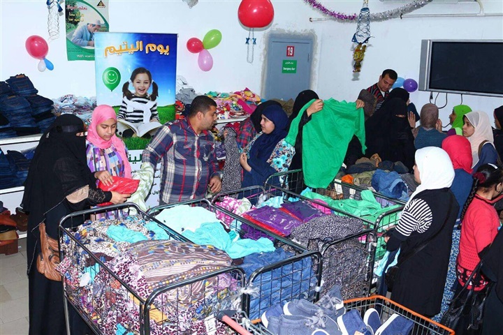 بالصور.. الأورمان توزع ملابس جديدة على 7000 طفل يتيم