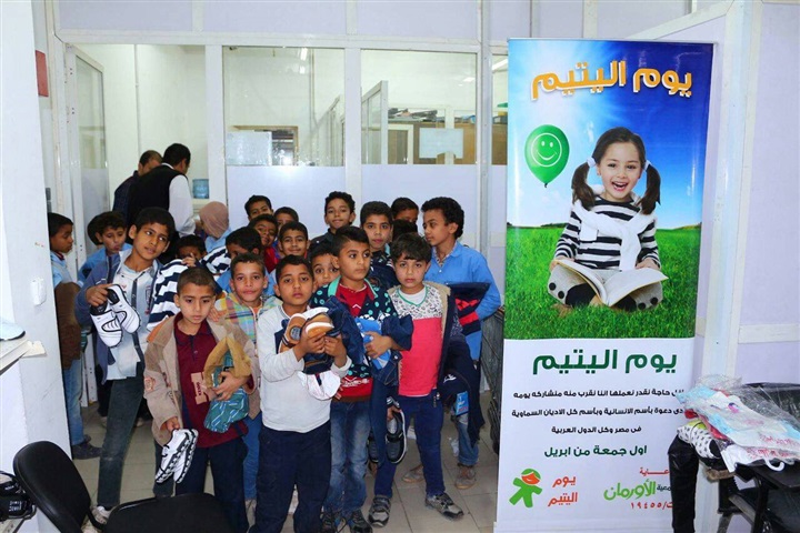 بالصور.. الأورمان توزع ملابس جديدة على 7000 طفل يتيم