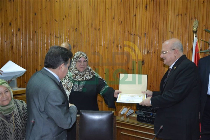 جامعة الزقازيق تكرم الأمهات المثاليات من الجهاز الإدارى
