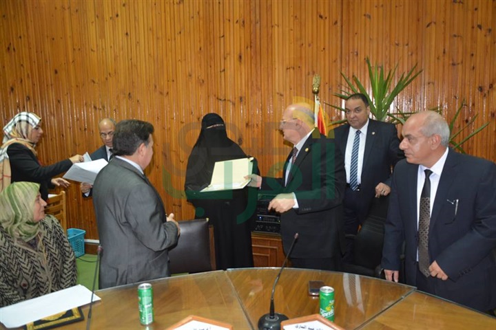 جامعة الزقازيق تكرم الأمهات المثاليات من الجهاز الإدارى