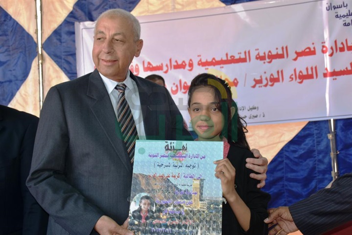 بالصور.. محافظ أسوان يشهد حفل تكامل الأنشطة التربوية بمدرسة بلانة ثالث الإبتدائية