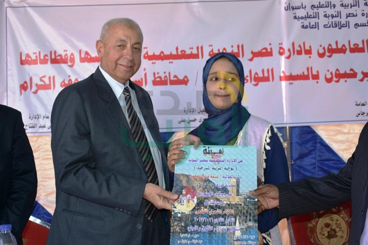 بالصور.. محافظ أسوان يشهد حفل تكامل الأنشطة التربوية بمدرسة بلانة ثالث الإبتدائية