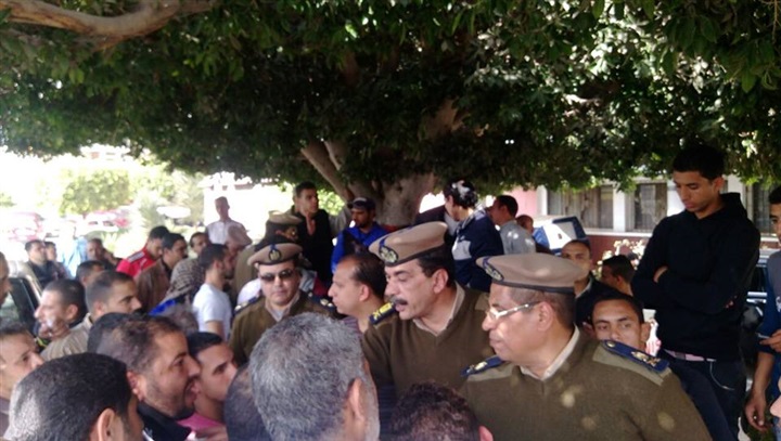 بالصور.. تجمهر سائقي السوزوكي أمام مبنى ديوان محافظة القليوبية