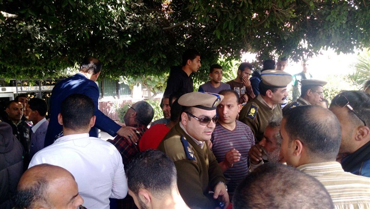 بالصور.. تجمهر سائقي السوزوكي أمام مبنى ديوان محافظة القليوبية