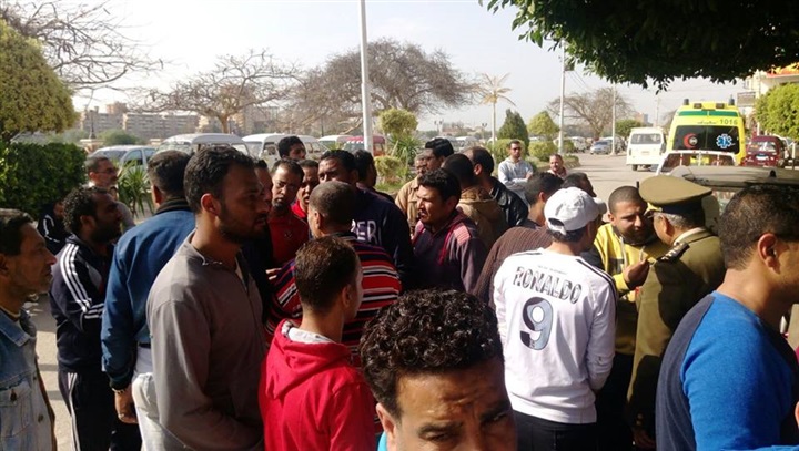 بالصور.. تجمهر سائقي السوزوكي أمام مبنى ديوان محافظة القليوبية