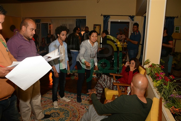 بالصور.. أشرف عبد الباقي يستكمل تصوير مسلسله الجديد بحضور "عائلة زيزو" 