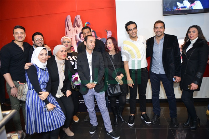 بالصور .. أسرة"سكر بره" يحتفلون بالعرض الخاص في غياب معظم المشاركين بالصور .. أسرة"سكر بره" يحتفلون بالعرض الخاص في غياب معظم المشاركين
