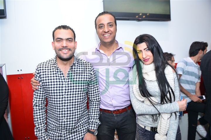 بالصور .. أسرة"سكر بره" يحتفلون بالعرض الخاص في غياب معظم المشاركين بالصور .. أسرة"سكر بره" يحتفلون بالعرض الخاص في غياب معظم المشاركين