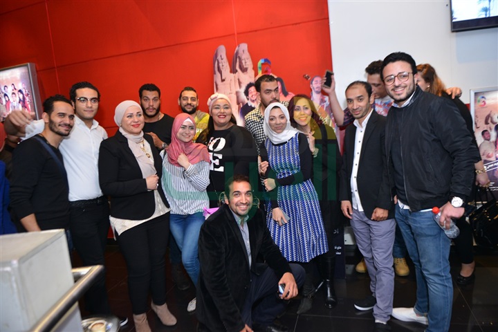 بالصور .. أسرة"سكر بره" يحتفلون بالعرض الخاص في غياب معظم المشاركين بالصور .. أسرة"سكر بره" يحتفلون بالعرض الخاص في غياب معظم المشاركين