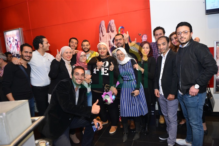 بالصور .. أسرة"سكر بره" يحتفلون بالعرض الخاص في غياب معظم المشاركين بالصور .. أسرة"سكر بره" يحتفلون بالعرض الخاص في غياب معظم المشاركين