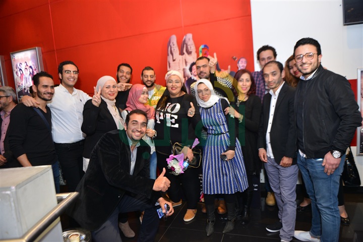 بالصور .. أسرة"سكر بره" يحتفلون بالعرض الخاص في غياب معظم المشاركين بالصور .. أسرة"سكر بره" يحتفلون بالعرض الخاص في غياب معظم المشاركين