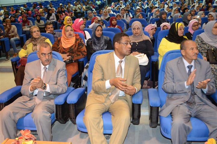 بالصور .. محافظ قنا ورئيس جامعة جنوب الوادي يشهدان الاحتفالية السنوية الرابعة بيوم الفتاه