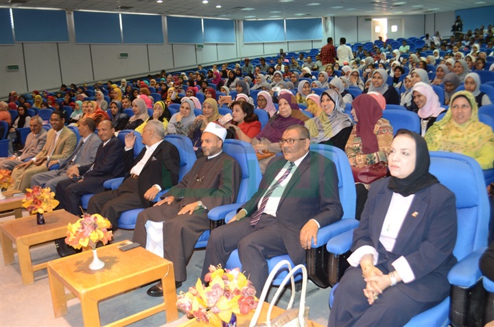 بالصور .. محافظ قنا ورئيس جامعة جنوب الوادي يشهدان الاحتفالية السنوية الرابعة بيوم الفتاه