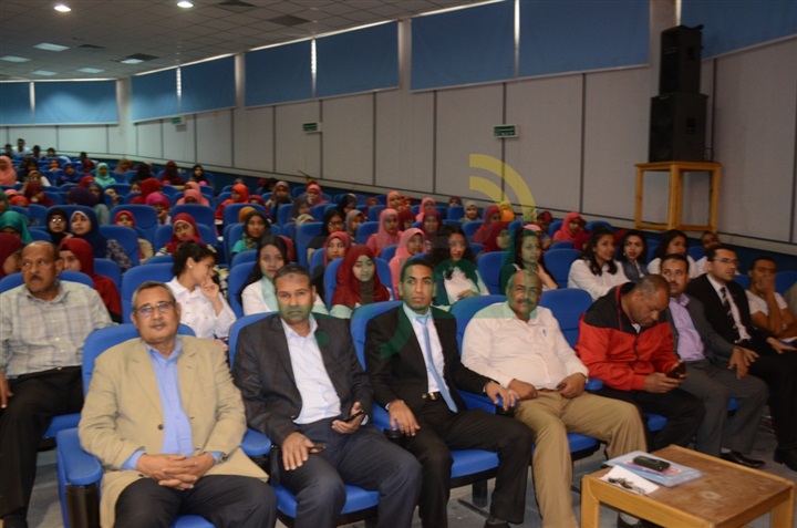 بالصور .. محافظ قنا ورئيس جامعة جنوب الوادي يشهدان الاحتفالية السنوية الرابعة بيوم الفتاه