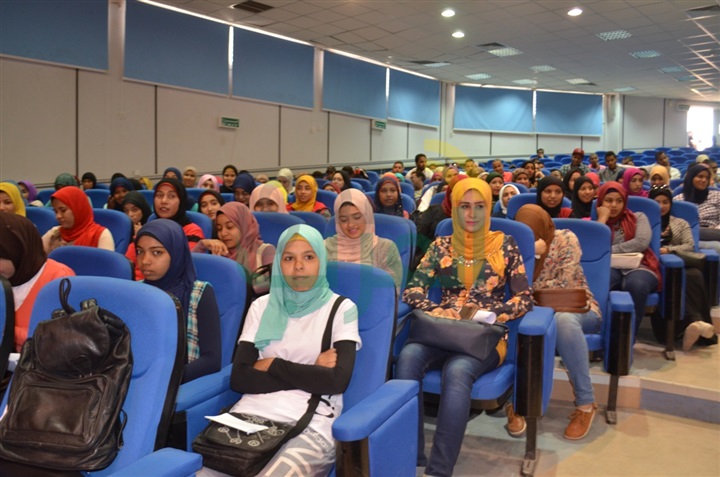 بالصور .. محافظ قنا ورئيس جامعة جنوب الوادي يشهدان الاحتفالية السنوية الرابعة بيوم الفتاه