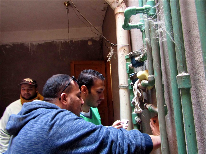 بالصور.. مياه سوهاج تستطلع أراء المواطنين بساقلتة وتبحث شكاوى العدادات بالبلينا