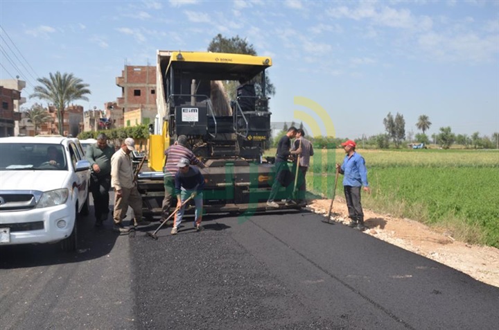 محافظ كفر الشيخ يتابع أعمال رصف طريق "دقميرة ـ سيدي غازي"