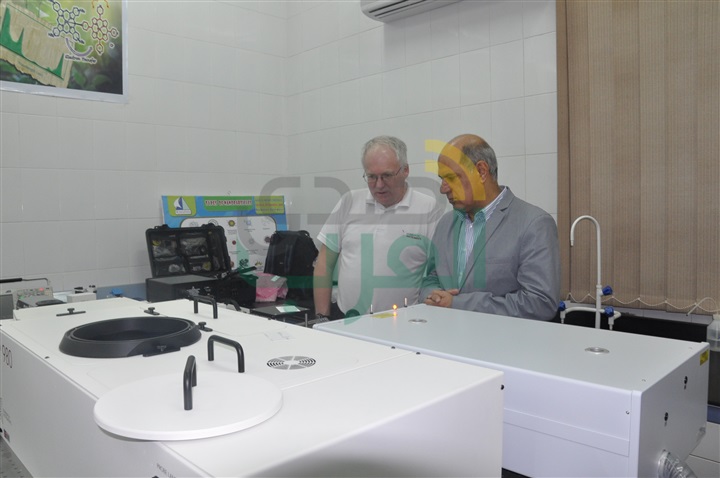 بالصور.. القمري يتابع تركيب أول جهاز ليزر للتحليل الضوئى بعلوم كفر الشيخ