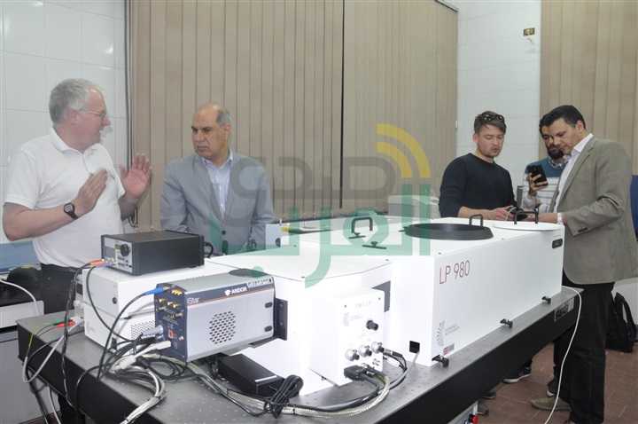 بالصور.. القمري يتابع تركيب أول جهاز ليزر للتحليل الضوئى بعلوم كفر الشيخ