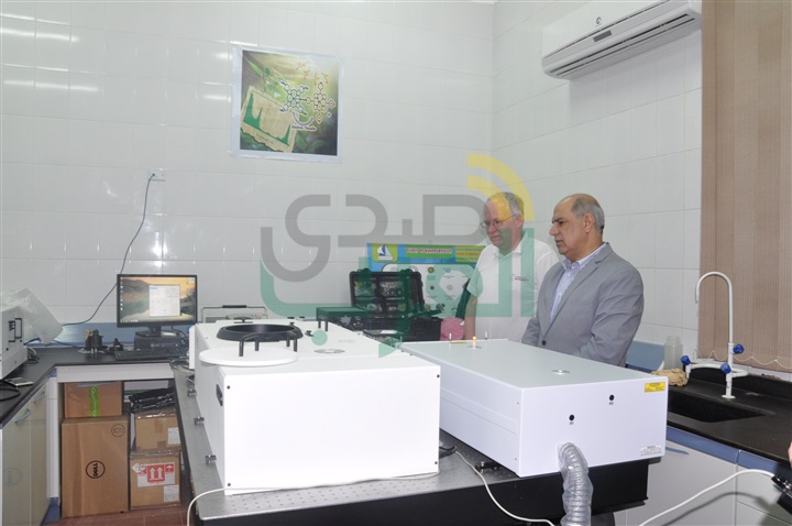 بالصور.. القمري يتابع تركيب أول جهاز ليزر للتحليل الضوئى بعلوم كفر الشيخ