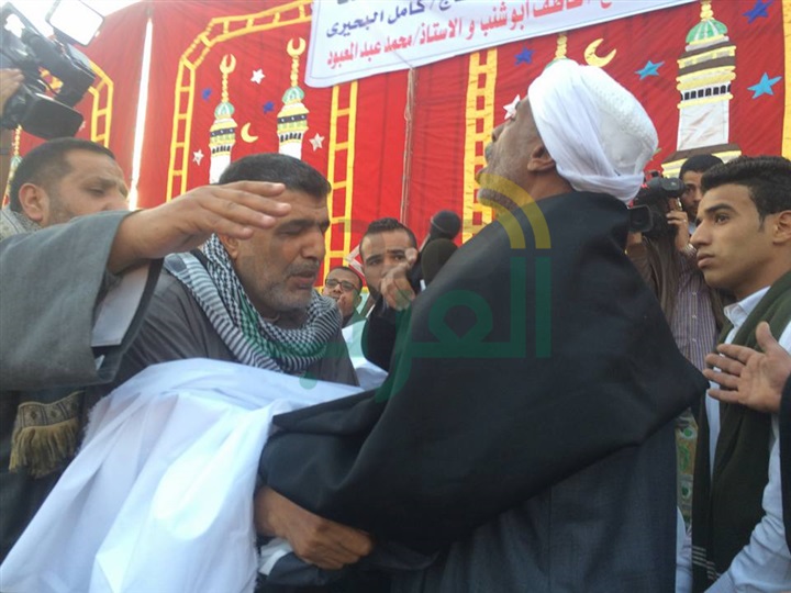 بالصور: الكفن ينهى خصومة ثأرية فى الوراق بعد مقتل شخص بحضور الأمن