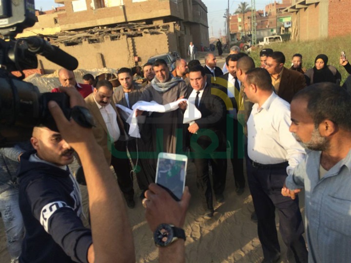 بالصور: الكفن ينهى خصومة ثأرية فى الوراق بعد مقتل شخص بحضور الأمن