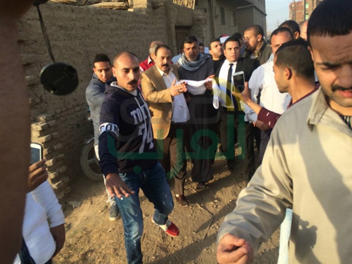 بالصور: الكفن ينهى خصومة ثأرية فى الوراق بعد مقتل شخص بحضور الأمن
