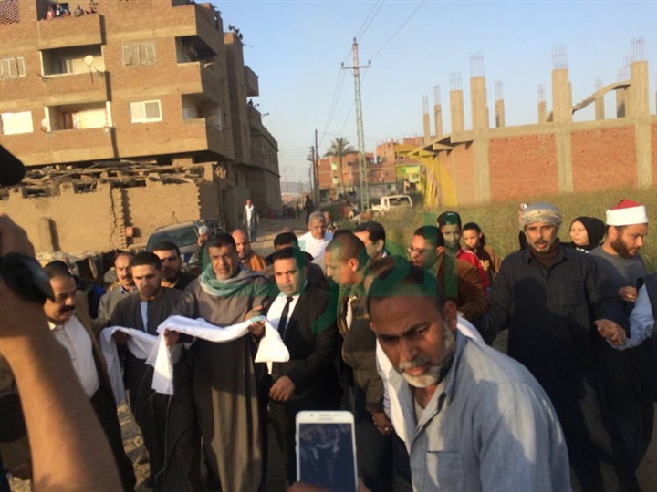 بالصور: الكفن ينهى خصومة ثأرية فى الوراق بعد مقتل شخص بحضور الأمن