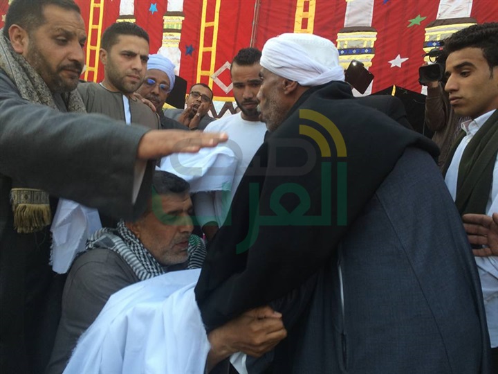 بالصور: الكفن ينهى خصومة ثأرية فى الوراق بعد مقتل شخص بحضور الأمن