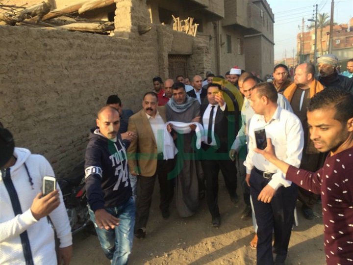 بالصور: الكفن ينهى خصومة ثأرية فى الوراق بعد مقتل شخص بحضور الأمن